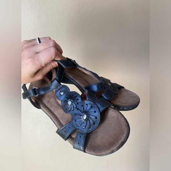 Natural Soul All Thru Comfort Barroll Black Genuine Leather Strap Sandals - Picture 2 of 7